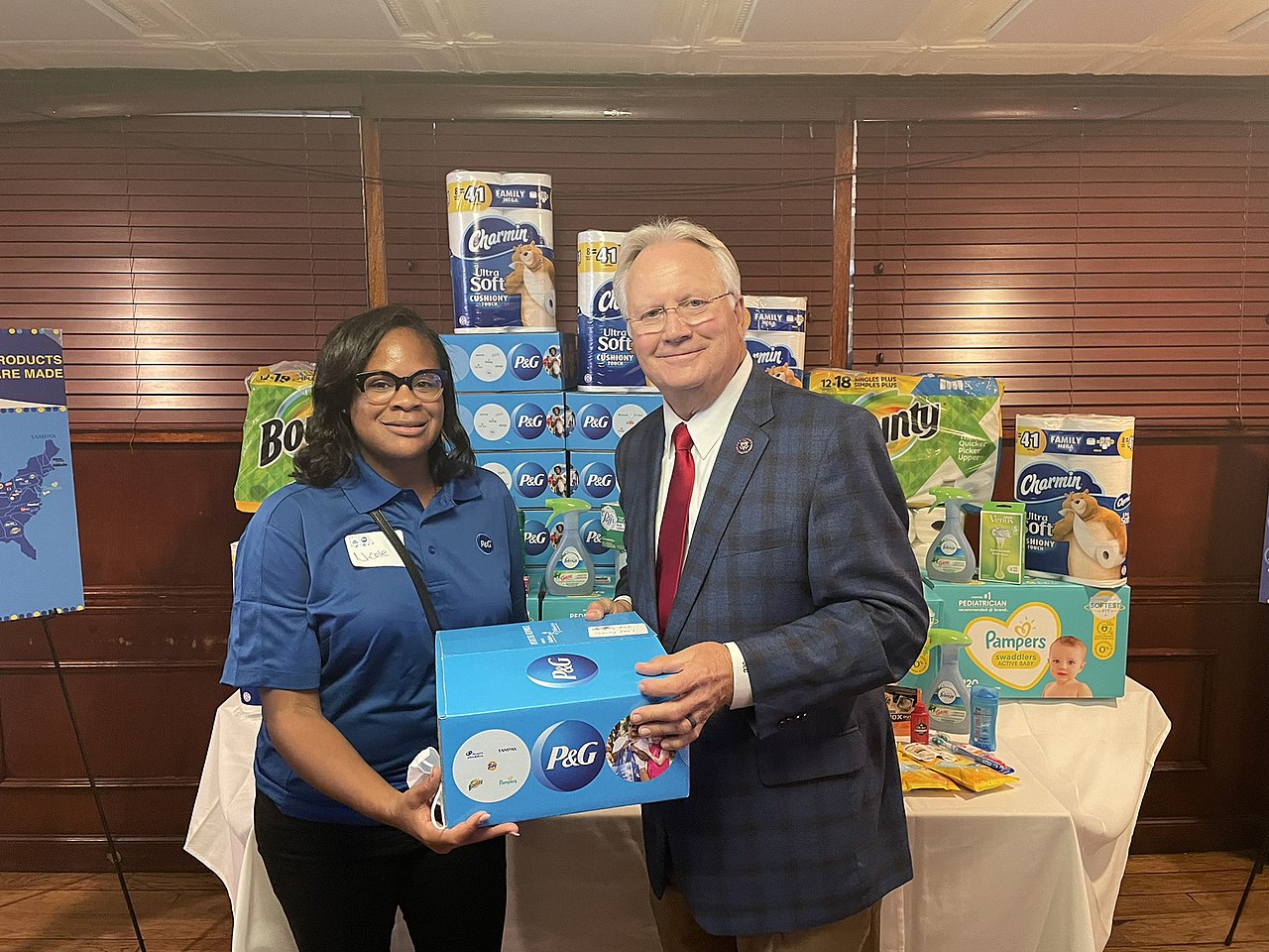 Jerry_Carl_at_Procter_Gamble_Pack_a_Relief_Kit_Event_-_2021-09-31